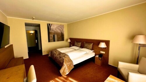 Die Superiorzimmer bieten ein besonders komfortables und luxuriöses Erlebnis. Ausgestattet mit hochwertigen Möbeln und Annehmlichkeiten, sorgt das Superiorzimmer für einen erholsamen Aufenthalt. Genießen Sie den zusätzlichen Platz und die exklusive Aussta