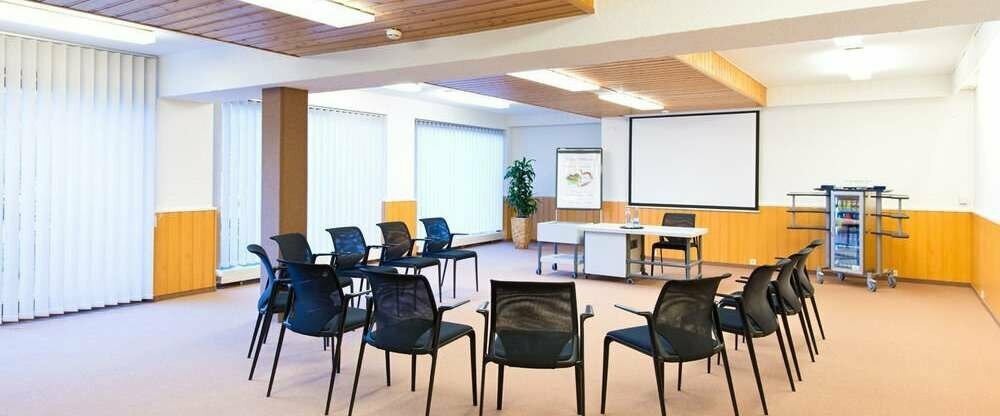 Tagungsraum Baden mit direktem Zugang zum Garten.