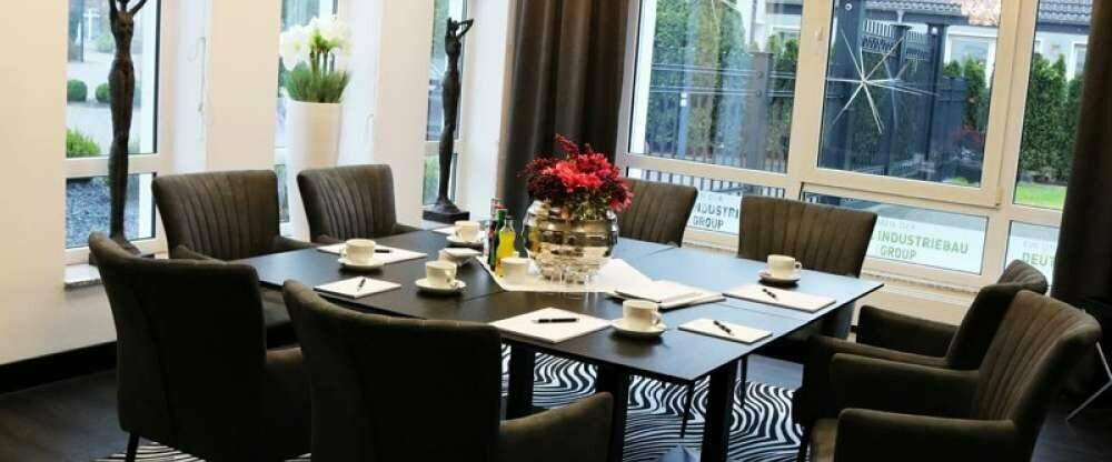 Die drei stilvollen Tagungs- und Seminarräume bieten für jeden Anlass den passenden Rahmen. Die moderne Technikausstattung und unser kompetentes Serviceteam komplettieren das Angebot. 