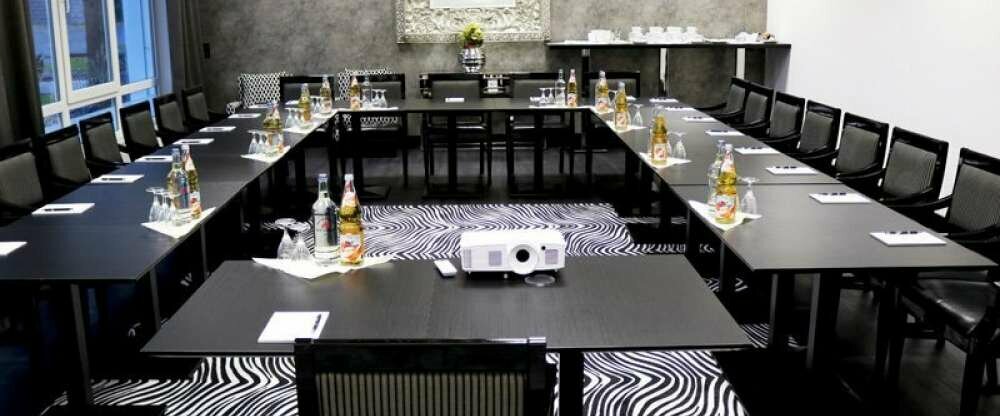 Die drei stilvollen Tagungs- und Seminarräume bieten für jeden Anlass den passenden Rahmen. Die moderne Technikausstattung und unser kompetentes Serviceteam komplettieren das Angebot. 