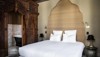 Durchschreiten Sie das majestätische Tempeltor und tauchen Sie ein in das Paradies der goldenen Insel. Zwischen Himmel und Meer werden Sie von der schimmernden Vegetation und der uralten Spiritualität verzaubert sein.