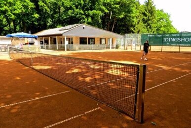 Tennis-Außenplatz (kostenfrei für Hotelgäste), Quelle: IDINGSHOF Hotel & Restaurant