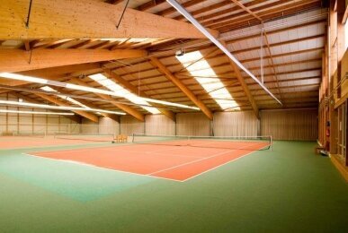 Tennis- & Squashplätze (kostenfrei für Hotelgäste), Quelle: IDINGSHOF Hotel & Restaurant