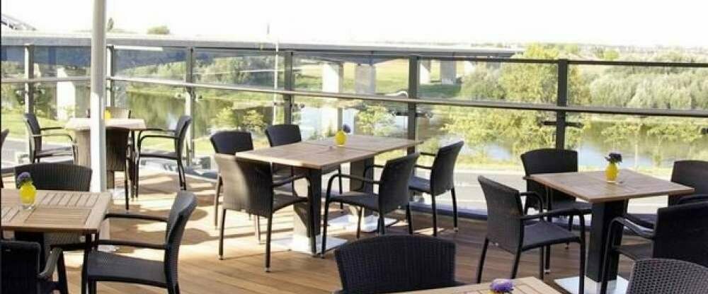 Pier 42 - Terrasse der Gasthausbrauerei HammerBräu im benachbarten Riesenhügel