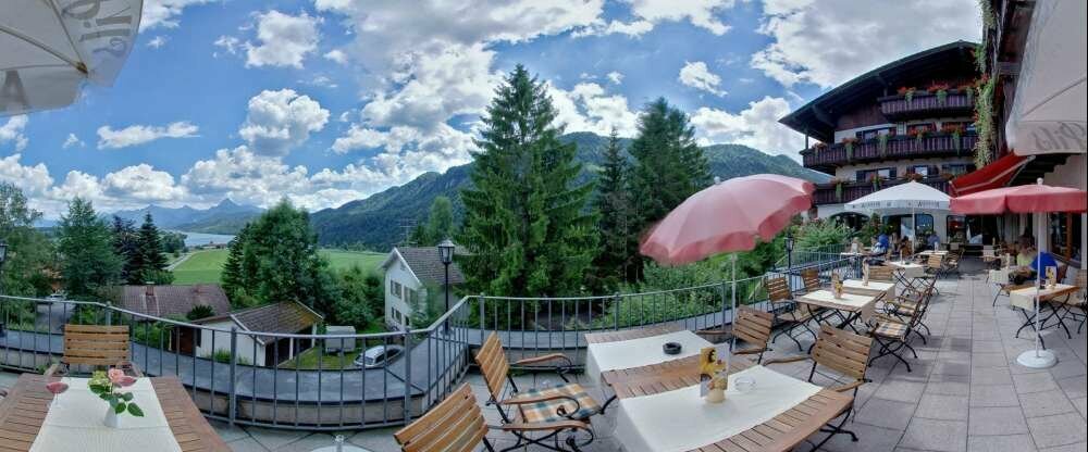 Hotelterrasse mit Bergblick