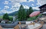Hotelterrasse mit Bergblick