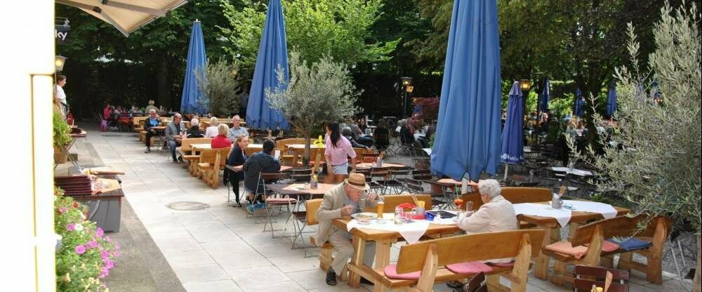 Unsere bediente Terasse ist gemütlich und rustikal mit schweren Holzgarnituren. Hier finden Sie immer ein sonniges Plätzchen!