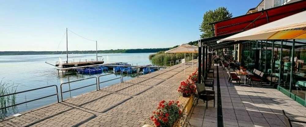 Genießen Sie kulinarische Köstlichkeiten auf der Seeterrasse.