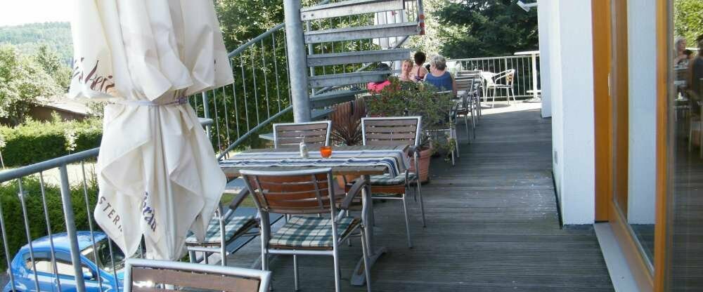 20 Sitzplätze auf der Terrasse