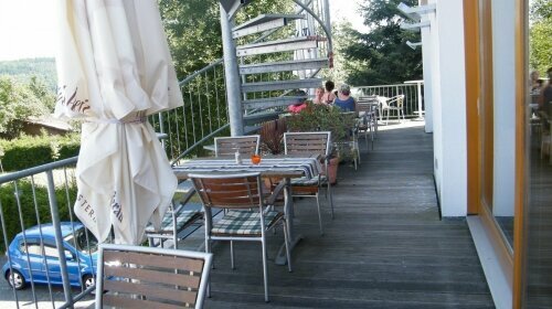 20 Sitzplätze auf der Terrasse