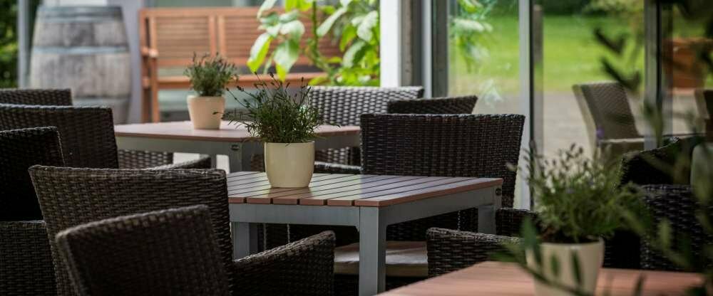 Sie können auch gern draußen speisen oder Ihren Cocktail schlürfen