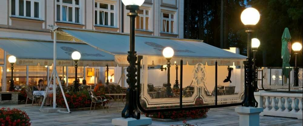 Hotelterrasse im Sommer am Abend