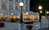 Hotelterrasse im Sommer am Abend