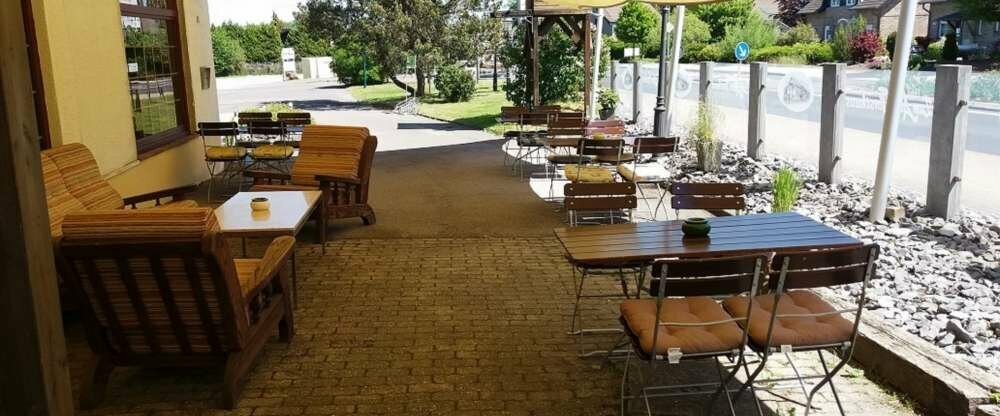 Die Terrasse mit Sonnensegel!