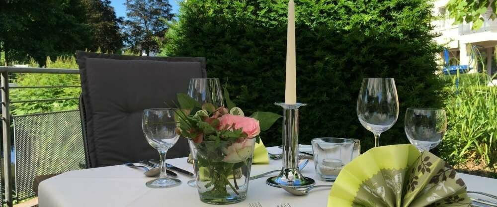 Dinner im Sommer auf der Terrasse