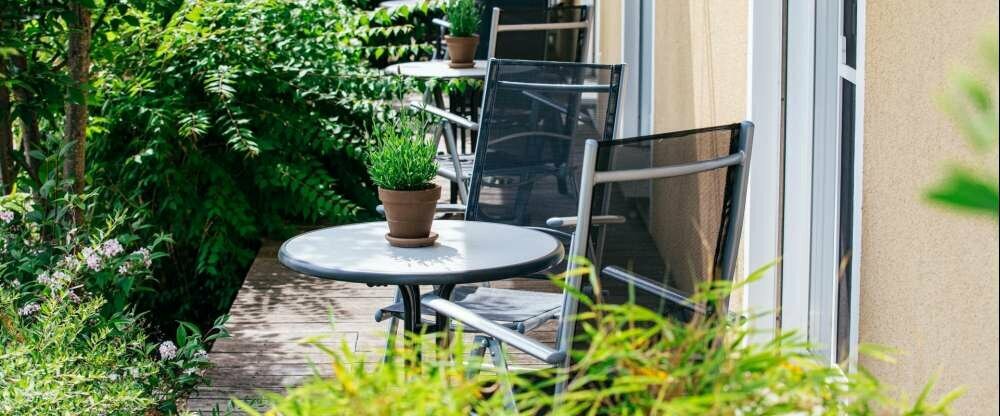 Das Bild zeigt die Terrassen der Doppelzimmer im Hotel.