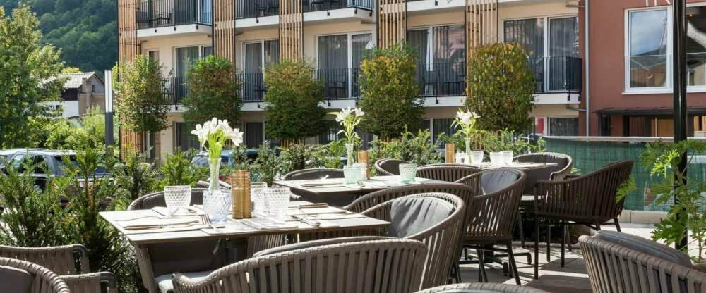 Die Sonnenterrasse im Innenhof lädt zu genussvollen Momenten im Freien ein. 