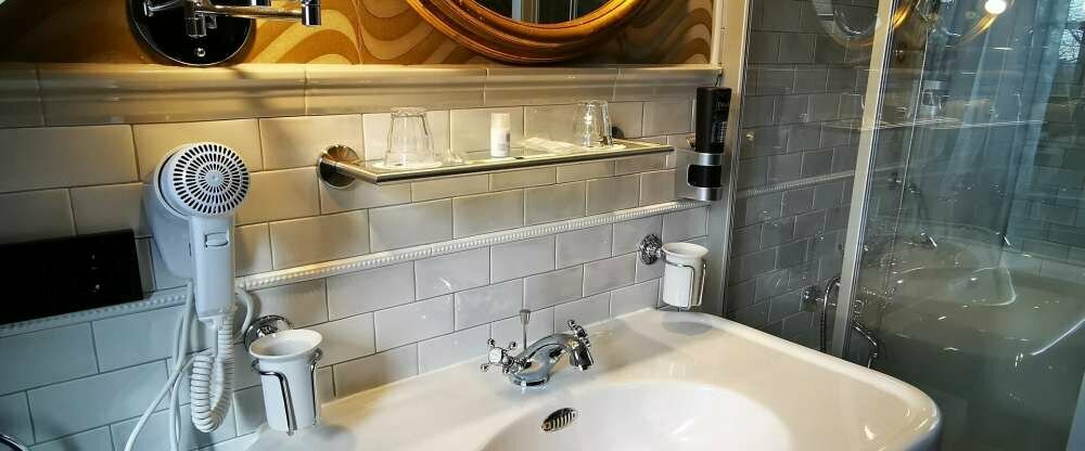 The Lakeside- Burghotel zu Strausberg - Badezimmer