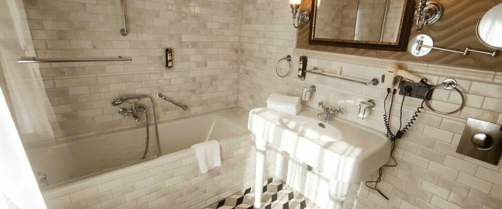 The Lakeside- Burghotel zu Strausberg - Badezimmer