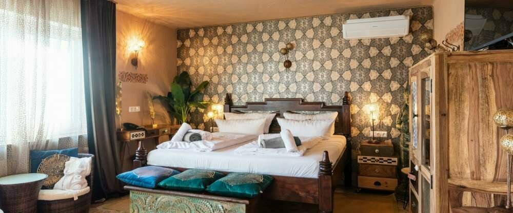 Themensuite im Gästehaus mit großer Whirlwanne, Wasserbett und Sauna