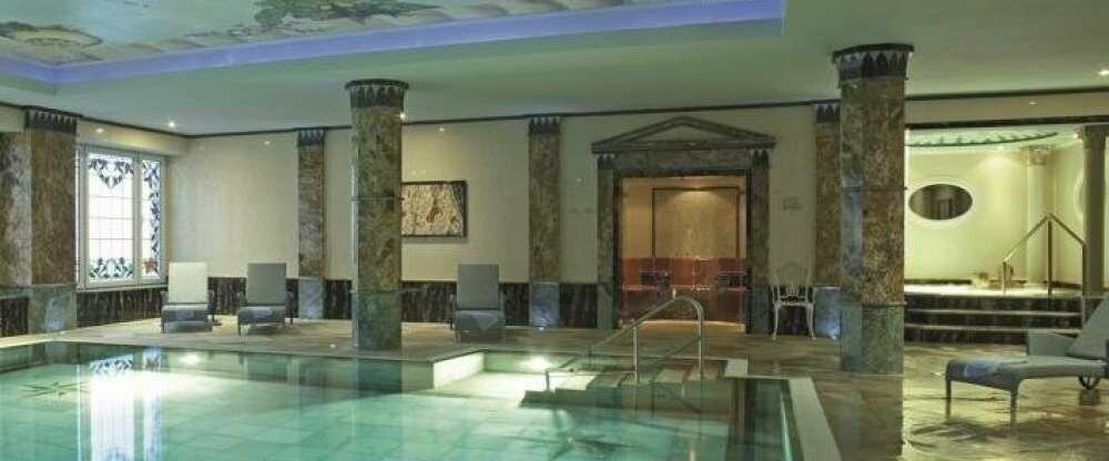 Thermalbad mit Caldarium und Whirlpool -rechts