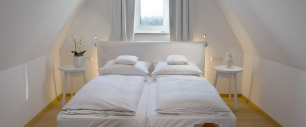 Wohnen auf drei Etagen im eigenen kleinen Türmchen mit Wohlfühlcharakter. Im unteren Bereich finden Sie eine Essnische sowie einen Arbeitsplatz. Wenige Stufen führen zur nächsten Etage mit einer gemütlichen Sofaecke und einem Badezimmer mit einer großzügi