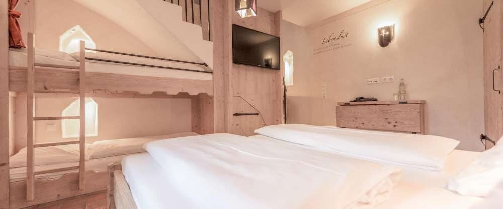  Das Turmzimmer ist im mittelalterlichen Hotelbereich. Entdecke das außergewöhnliche Zimmer auf 2 Etagen. Aufgrund der Größe des Turmes geht es etwas eng zu - dies macht aber genau den Charme des Zimmers aus. Im ersten Stockwerk erwartet dich eine Wohlfüh