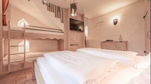 Das Turmzimmer ist im mittelalterlichen Hotelbereich. Entdecke das außergewöhnliche Zimmer auf 2 Etagen. Aufgrund der Größe des Turmes geht es etwas eng zu - dies macht aber genau den Charme des Zimmers aus. Im ersten Stockwerk erwartet dich eine Wohlfühl