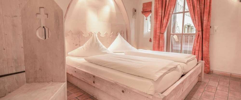 Das Turmzimmer ist im mittelalterlichen Hotelbereich. Entdecke das außergewöhnliche Zimmer auf 2 Etagen. Aufgrund der Größe des Turmes geht es etwas eng zu - dies macht aber genau den Charme des Zimmers aus. Im ersten Stockwerk erwartet dich eine Wohlfühl