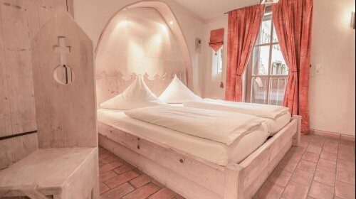 Das Turmzimmer ist im mittelalterlichen Hotelbereich. Entdecke das außergewöhnliche Zimmer auf 2 Etagen. Aufgrund der Größe des Turmes geht es etwas eng zu - dies macht aber genau den Charme des Zimmers aus. Im ersten Stockwerk erwartet dich eine Wohlfühl