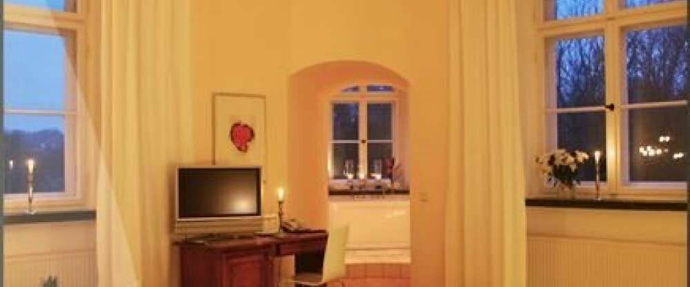  Unsere Turmzimmer bieten Ihnen zusätzlich zu unserem Doppelzimmerkomfort einen romantischen Turmerker, in dem Sie bei herrlichem Ausblick in die Natur die Ruhe genießen. TV, Telefon, Wlan, Minibar, Föhn und Kosmetikspiegel gehören selbstverständlich zur 