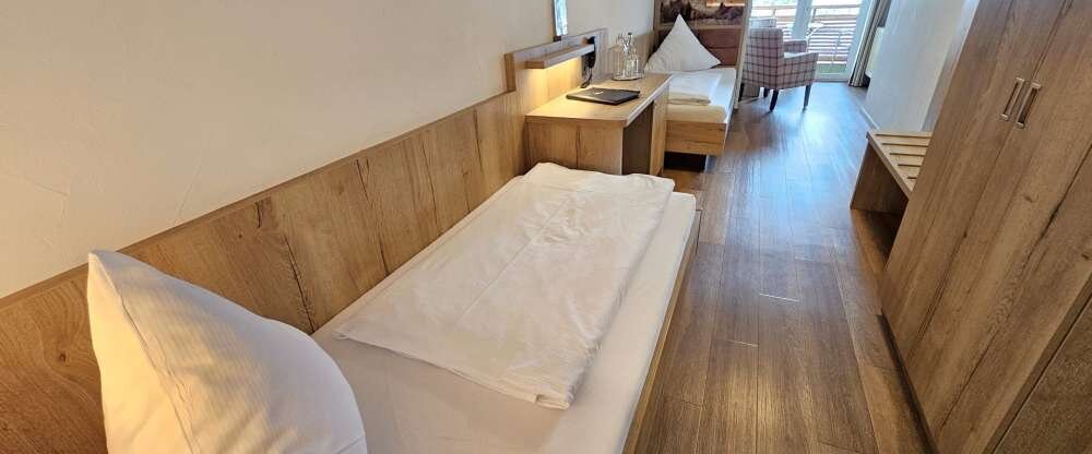 Das extravagant geschnittene Zimmer mit ca. 29 m² ist ideal für einen Aufenthalt mit Freunden, Bekannten oder Arbeitskollegen, dank zweier, separater Einzelbetten. Eine erholsame Aussicht bietet der Süd-Panoramabalkon mit einzigartigem Blick auf Oberstdor