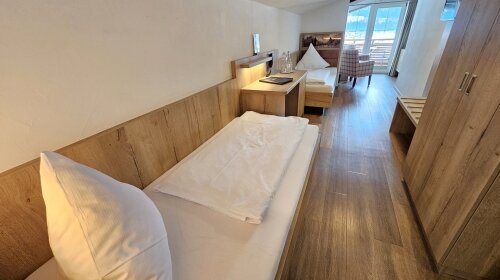 Das extravagant geschnittene Zimmer mit ca. 29 m² ist ideal für einen Aufenthalt mit Freunden, Bekannten oder Arbeitskollegen, dank zweier, separater Einzelbetten. Eine erholsame Aussicht bietet der Süd-Panoramabalkon mit einzigartigem Blick auf Oberstdor