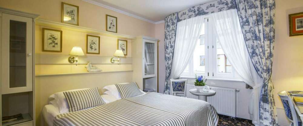 Gesamtfläche 21 bis 23 m². Komfortable eingerichtete Zimmer mit Ausblick auf die Stadt und die Marien-Magdalenen-Kirche. Einige Zimmer haben einen Balkon oder ein Fenster mit französischem Balkon. Die Zimmer sind mit modernen, behaglichen, cremefarb