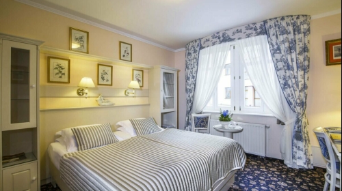 Gesamtfläche 21 bis 23 m².

Komfortable eingerichtete Zimmer mit Ausblick auf die Stadt und die Marien-Magdalenen-Kirche. Einige Zimmer haben einen Balkon oder ein Fenster mit französischem Balkon.

Die Zimmer sind mit modernen, behaglichen, cremefarb