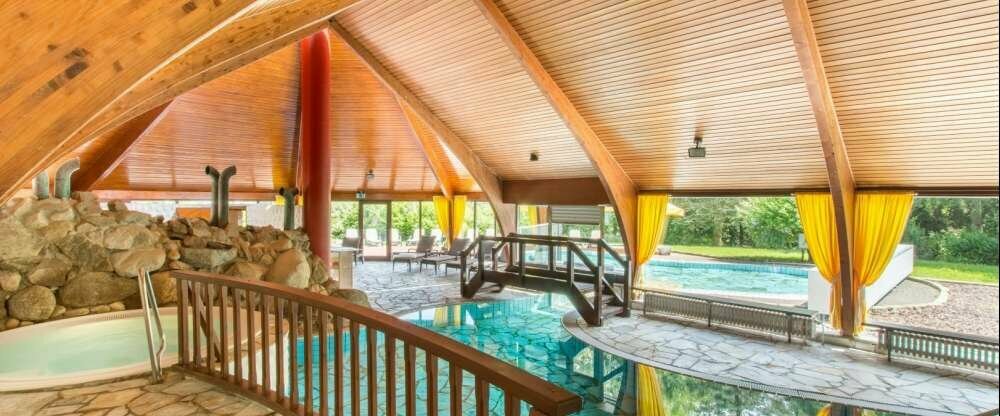 Überblick Innenpool mit Whirlpool + Außenpool