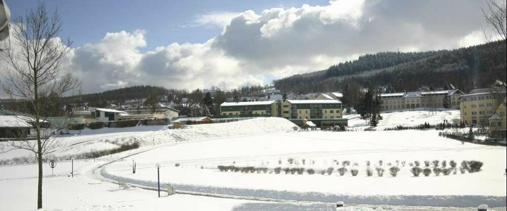 Verschneiter Kurpark Bad Schlema mit Blick auf das Hotel Am Kurhaus