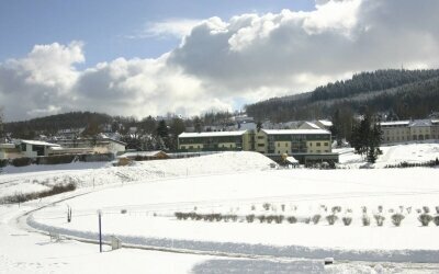 Verschneiter Kurpark Bad Schlema mit Blick auf das Hotel Am Kurhaus