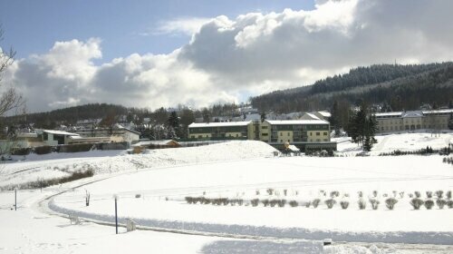 Verschneiter Kurpark Bad Schlema mit Blick auf das Hotel Am Kurhaus