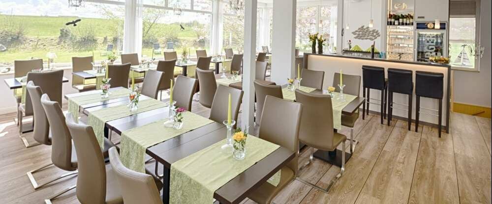 Restaurant mit Blick in die Gartenanlage