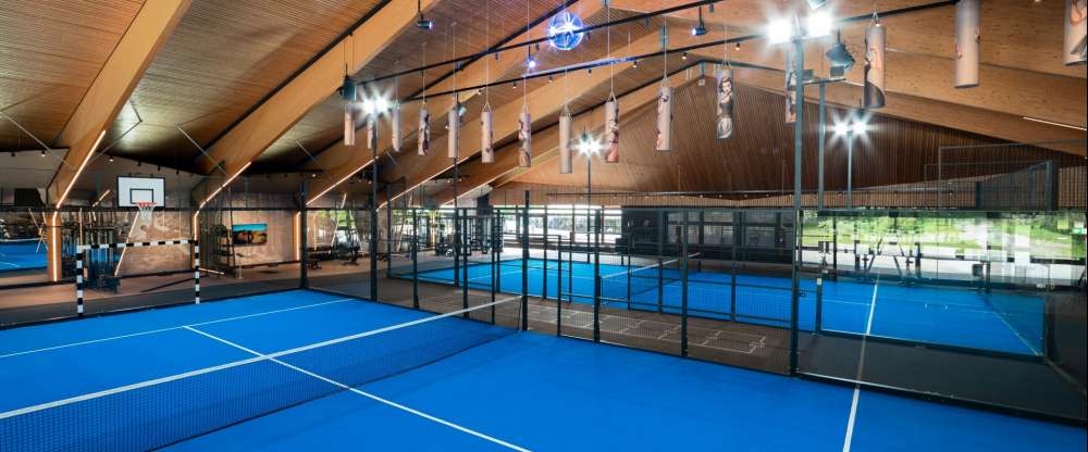 Sportarena mit Padelplätzen