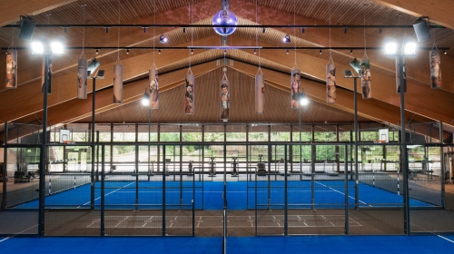 Sportarena mit Padelplätzen