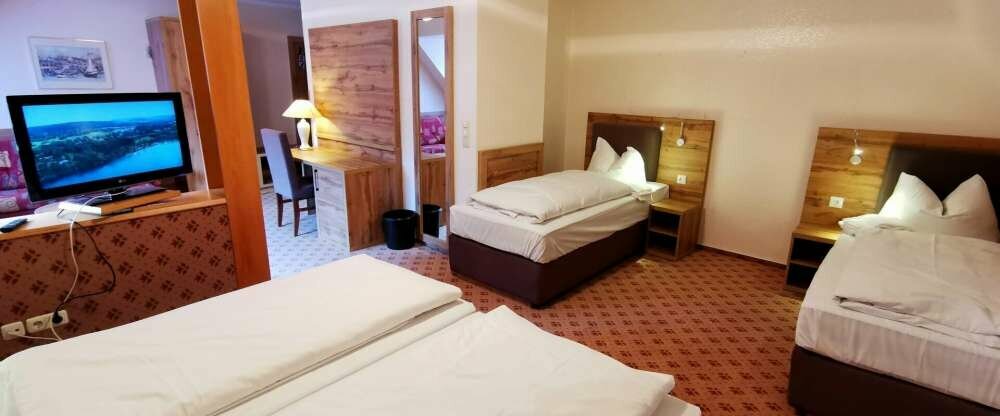 Das 4-Bett Familienzimmer ist speziell für Reisende mit Kindern gedacht. Die Zimmer bieten Platz für 4 Personen und verfügen über ein eigenes Bad/WC. Es ist mit einem Doppel- und 2 Einzelbetten und einer Sitzecke ausgestattet.