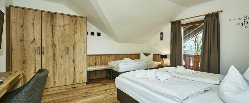 Balkon, Radio, Schreibtisch, Sitzbereich, Heizung, Kabelkanäle Flachbild-TV, Holz- oder Parkettböden, Wecker Sauna, Schrank, Allergikerfreundlich, Bettwäsche, Gartenmöbel, Obere Stockwerke mit Fahrstuhl erreichbar, Schlafsofa, Steckdose in Bettnähe 