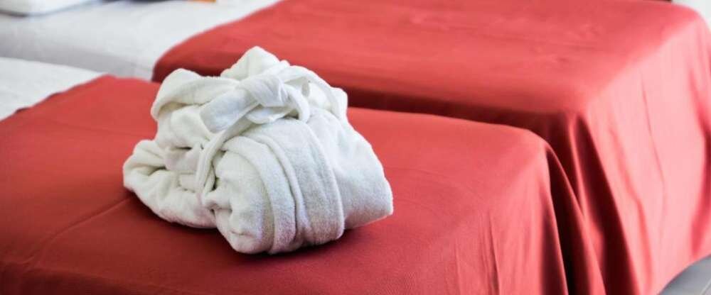 Die Vierbettzimmer bieten Platz für maximal vier Personen, bestehen aus ein Doppelbett und ein Etagenbett mit Absturzsicherung, und sind ausgestattet mit: unabhängige Klimaanlage, LCD-Fernseher kostenloser Wi-Fi, Minibar, Fön, Pflegeset bei Ankunft, Safe,