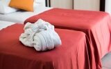 Die Vierbettzimmer bieten Platz für maximal vier Personen, bestehen aus ein Doppelbett und ein Etagenbett mit Absturzsicherung, und sind ausgestattet mit: unabhängige Klimaanlage, LCD-Fernseher kostenloser Wi-Fi, Minibar, Fön, Pflegeset bei Ankunft, Safe,