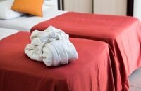 Die Vierbettzimmer bieten Platz für maximal vier Personen, bestehen aus ein Doppelbett und ein Etagenbett mit Absturzsicherung, und sind ausgestattet mit: unabhängige Klimaanlage, LCD-Fernseher kostenloser Wi-Fi, Minibar, Fön, Pflegeset bei Ankunft, Safe,