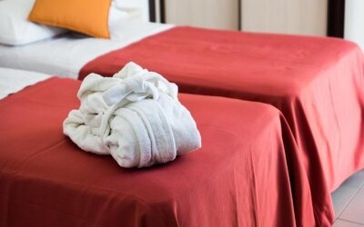 Die Vierbettzimmer bieten Platz für maximal vier Personen, bestehen aus ein Doppelbett und ein Etagenbett mit Absturzsicherung, und sind ausgestattet mit: unabhängige Klimaanlage, LCD-Fernseher kostenloser Wi-Fi, Minibar, Fön, Pflegeset bei Ankunft, Safe,