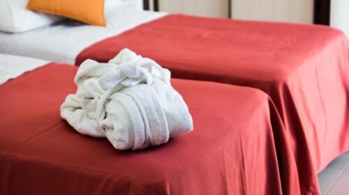 Die Vierbettzimmer bieten Platz für maximal vier Personen, bestehen aus ein Doppelbett und ein Etagenbett mit Absturzsicherung, und sind ausgestattet mit: unabhängige Klimaanlage, LCD-Fernseher kostenloser Wi-Fi, Minibar, Fön, Pflegeset bei Ankunft, Safe,
