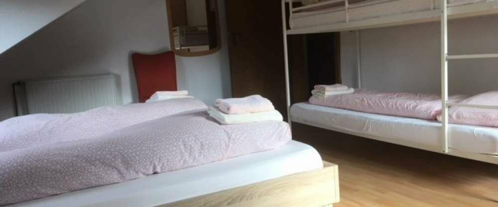 Zimmer mit Doppelbett und Etagenbett